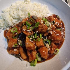 Quite good, added extra chilli flakes in the end and a bit more corn starch to get the sauce thicker. Cooked it in a normal pan but small enough to have the chicken all in the sauce. Low heat for 30 minutes stirring every now and then.