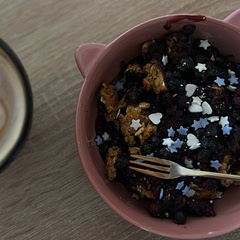 THE BEST berry crumble I‘ve tried so far!! I added some sprinkles on top for a little twist since I didn‘t have any yoghurt or ice cream. I don‘t know if it‘s the lupin flour or what, but the texture was slightly creamy and I absolutely loved that☆彡