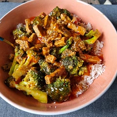 Added more sauce and used quorn steak strips but I liked the concept and would do again! 