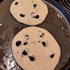 Followed the main 4 ingredients...
Added:
1 egg and a splash of vanilla to the banana and milk mix.
4 tbsp cashew powder and salt to the dry mix.
And of course frozen blueberries. 