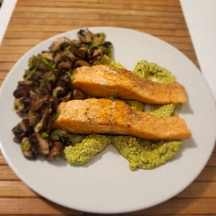 We change broccoli with mushrooms and we did the pesto only with cream cheese and it was like a dream come true! All the flavors, the combination of the fish with pesto and mushrooms with leeks, OMG, amazing! 