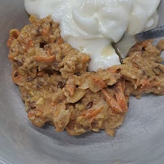 I drizzled it with half a teaspoon of honey, and ate it with half a cup of plain yoghurt. 