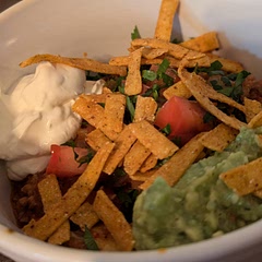 Super !! Toute la famille a adoré 
J'ai par contre ajouter 1 c' the de paprika fumé + 1/4 c' a the de cayenne

Servi avec crème sure et une guacamole
Et des laniere de tortillas et de la coriande


