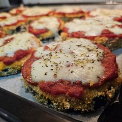 Una ricetta dalla semplice realizzazione e dall'eccellente risultato! Fornisce un pasto gustoso, salutare e completo. Io con una melanzana ho fatto 3 porzioni singole. Super consigliato!