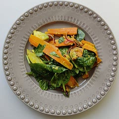 I changed it a bit and added some sautéed carrots with garlic.
It's a great recipe, full of colours and great flavours. The nut aroma and crunchiness is amazing! 