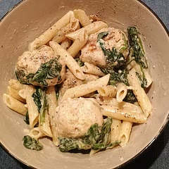 Light and creamy and the meatballs hold up nicely. Needs more sauce or not as much pasta. 10/10