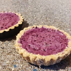 Very yummy 😋 

I eyeballed the amounts so it only took 15 mins to prepare without the measuring faf.

I only used Yogurt, blueberries and a wee bit of vanilla for the Fruit bit too, 

I feel like using yogurt instead of milk makes a big difference! 

If you wet your finger when trying to shape the oats in the pan they won't stick to you. 

Thank you x