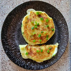 We tried with both havarti & sharp cheddar. My spouse preferred the cheddar. We both thought these were pretty good! 