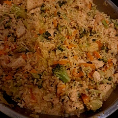 Great recipe idea (although I made my own adjustments) to try something different for dinner. I fried the garlic with an onion on some butter and then cooked the chicken like so. Added veggies, broth and left it to boil, then poured in some double cream, added seasoning and mixed in the rice that was cooking meanwhile.