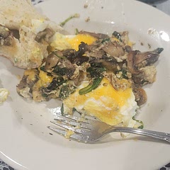 Ate with a toasted bagel!

Added salt, pepper, country seasoning, and shredded cheddar.

Substituted:
- garlic powder for garlic
- spinach for kale