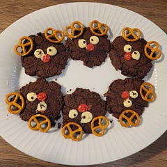 they were so yummy and fun to make! i just used red dyed white chocolate for the nose