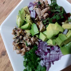 I fried the tuna a bit, with garlic and onion. I didn't use cucumber because they look odd. And instead of celery, I used chard (I shouldn't have)
I'll make it again. Delicious.