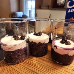 Fait pour 3 verres et filtrer le mélange au bleuets 