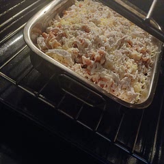 I didn't have pasta sauce but used tomato purre of 1 tin instead of 2. So next time I will add Alfredo sauce or learn how to make pasta sauce as it was a bit dry but the cheese covered that.
It wasn't bad but a change of sauce is required 