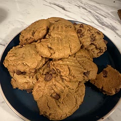 The recipe didn’t say what temperature to heat the oven at. I did 375 and cooked the cookies for 12 minutes.

We also substituted Reeces with chocolate chips. Husband rated it 10/10 with a glorious milk mustache. 😁🥰