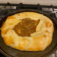 It doesn’t work to have the thicker part of the dough rolls in the center because logistically it doesn’t work. You need to place the dough similar to how a pizza looks. There is also no way to cover the entire amount of ground beef (even when using only one pound). It turns out to look more like a meat pie.
