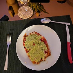 Sehr lecker :) Koriander kann man weglassen wenn man das nicht mag und da ich kein Quinoa hatte habe ich es mit Coucous gemacht. Und eine Zehe Knoblauch ist noch drin. Das gibt das besondere etwas 😊
