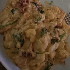 Tastes amazing! Nice and creamy with a really enjoyable flavor from the sun dried tomatoes, garlic and onion. 