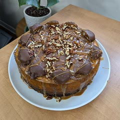 I added halved turtles as garnish. My family was amazed when I brought this for Christmas dinner.