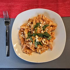 Ich habe den Vodka komplett aus dem Rezept gelassen, stattdessen habe ich eine Packung Büffelmozzarella untergemischt. Das war super cremig und Lecker. Kann ich nur empfehlen, vorallem wegen der schnellen Zubereitungszeit.