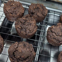 Made with: 
1 cup almond flour
1 1/4 cup of mixed chocolate pea protein powder, collagen powder, flax seed
2 bananas
2 eggs
Makes 9 total. 20 minutes at 350 degrees.
Freezes well.
Reheat for 11 minutes at 310 degrees.
