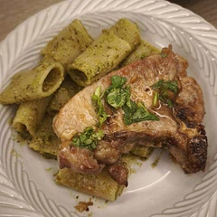 So delicious. Do not hesitate to put a lot of sauce on the pork chop. 