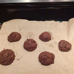 Followed recipe measurements exactly. Didn't flatten. Taste good but wouldn't make again