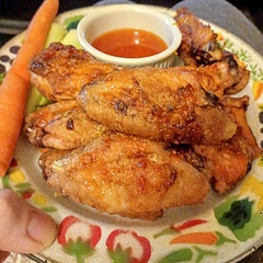 Turns out as it should if you follow the directions. The skin was surprisingly crispy for baked. After the flip when 5 minutes were left I threw a dash of Thai Chilli on them so it could caramelize a tiny bit without burning the sugar. Yes that's an old enameled turkey plate from the late 70s lol