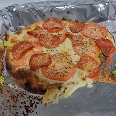 Substituted turkey pepperoni for prosciutto and used garlic naan. 