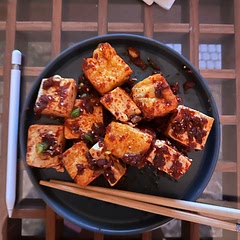 Easiest 👏 dinner 👏 ever. Good amount of crunch, spice, softness, and it’s filling. Added in some tofu puffs and those crunch up in the pan.