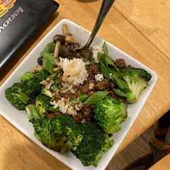 Super easy to make and barely takes time. Instead of ground beef, i used ground lamb which made it so much more tender and then i added some roasted broccoli as extra side!