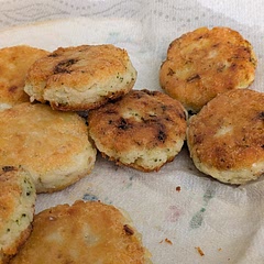 This is good! I made it with haddock, and had much more than two fillets, so I just eyeballed the amounts. If I didn't forget to add salt to it, it'd have been even better. I made half without broccoli, and they were both the same texture-wise.