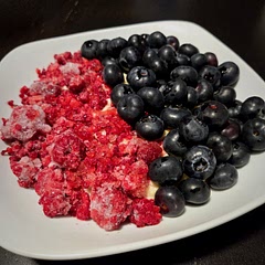 Ich habe kein Butter hinein gemacht. Statt dessen 2 Messlöffel Vanille-Whey-Proteinpulver. Mein Sohn liebt es und auch ich. Egal, ob als Frühstück, Mittagessen oder Abendessen; je nach Zubereitung passt es zu jeder Tageszeit für jede Mahlzeit.