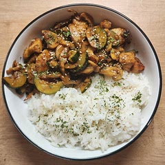 When the chicken is eaten with the mushrooms and zucchinis, they taste good. But when it's chicken + rice, chicken is super bland.