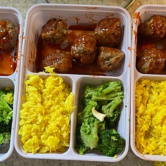 1/2 recipe with 1 cup Jazmine rice and broccoli on the side. Tried pouring sauce over (don’t recommend) would put meatballs in pot as recommended.