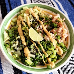Remplacer le saumon en canne par du saumon fumé et crevettes
Ajout de miso assaisonnement, sauce soya
Salade, epinard et endames 
Sauce ranch épicés par dessus et jus de lime 