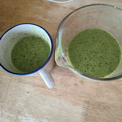 Tasted sweet kiwifruiti 
It is delicious, right consistency
I used Alpro almond milk and 3 kiwi fruit, 1 whole banana.
I changed it a little 
