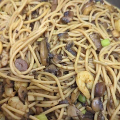 If you want the prawns to be cooked a bit more, add them together with the mushrooms. Stop cooking when the mushroom starts letting off the oil and becomes moist. 