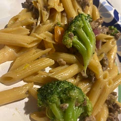 Subbed chicken out for beef & added broccoli
Also used cottage cheese blended instead of cream with the pasta water