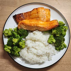 I wish we had time to marinate the salmon huhu we had to eat this with more sweet chili sauce as it felt a bit dry; bland steamed broccolis too so we just had to. Nevertheless tho, super easy to do and tasty! 🤤😍