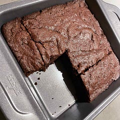 Awesome!
- Generously oiled the tray beforehand instead of parchment paper
- added 1tsp extra butter
- decreased sugar from 1.75 to 1.5ish cups
- baked less than 35m (~32ish I think, could prob get away with 28-30m for more moist/gooey texture)