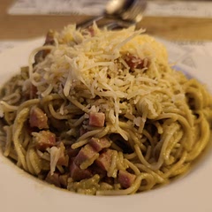 With ham and green curry pasta