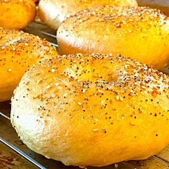 Came out BEAUTIFULLY *chef’s kiss* ONLY adjustments I made was adding a Tablespoon of Olive Oil in the dough and giving every step about 15min more than recommended (all rest times)