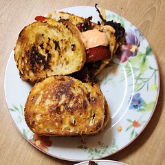 The meat was good! Just as expected, it was messy to assemble the sandwich haha worth it tho ✨
