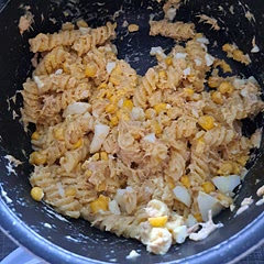 Added some hardboiled eggs, was a decent quick-&-easy meal.
