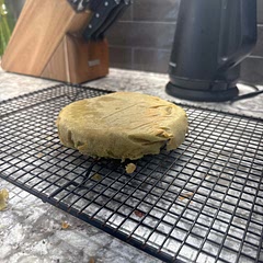 no baking soda in ingredients or recipe listed so cake came out very flat :(