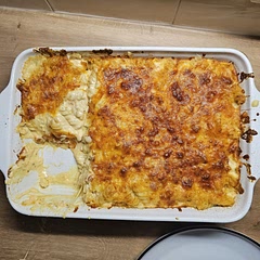 We used 4 cheeses: mozzarella, cheddar, parmesan, and Emmentaler. Super good! A loooot of cheese holy 🤤😍