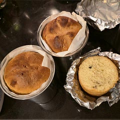 I was careful not to knead it too much, and it turned out rather cakey. Quite good, but next time, I will knead a little longer.