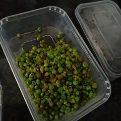 I enjoyed the (roasted) duck leg so much that I forgot to take a picture 😁. Here are the peas, which I simply boiled then added to the roasting pan. They didn't improve. 