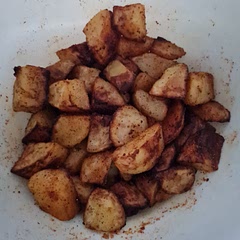 I think I cut the potatoes a bit too big but we just added 10 more minutes in the airfryer on 200 degrees celsius. 
We added spices after they where done.
